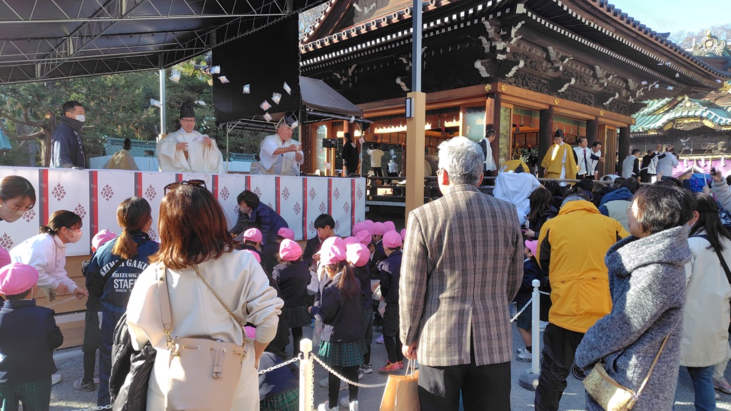 神事後の餅撒き。紅白の小餅などが撒かれた 餅撒き