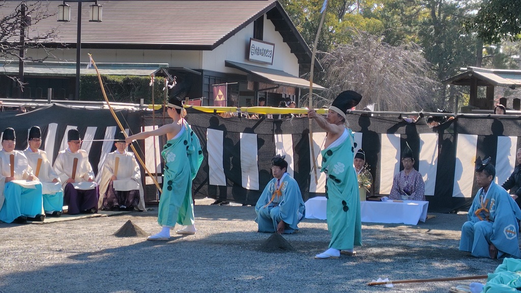 射手6人が各々2本ずつ3回計36本、大的を射抜く 奉射祭