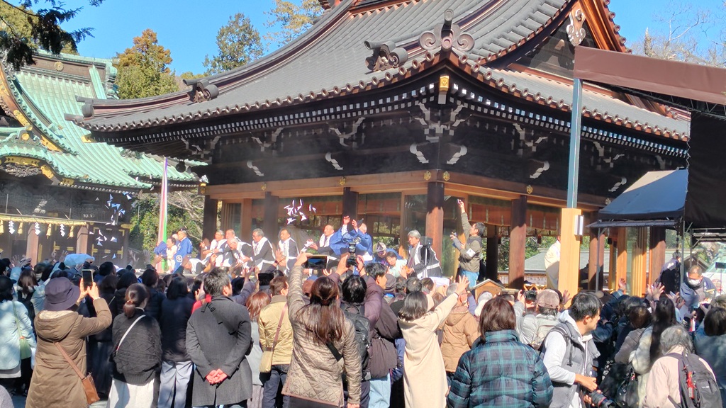 昼間の豆まき。豆と一緒にミカンも 昼間の豆まき