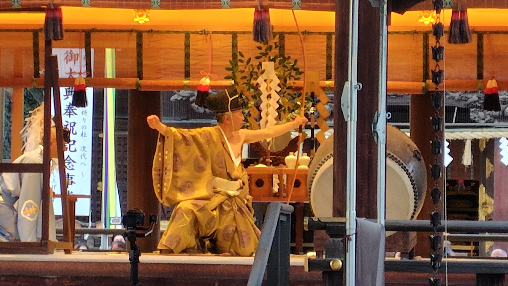 奉行が九字を切り、更に七五三と弓の元を鳴らし「イーン」と大音声を発することを3度行います 鳴弦式